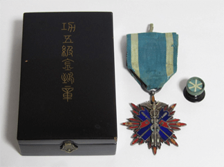 軍事メダルと付属の箱