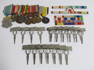 大量の軍事メダル、バッジ