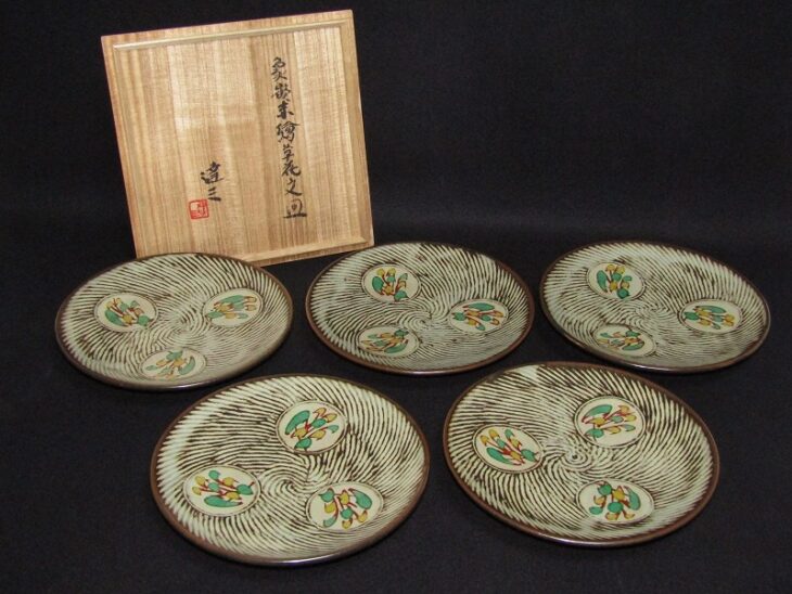 東京都港区白金にて、人間国宝 島岡達三 象嵌赤絵草花文皿などをお買取しました。