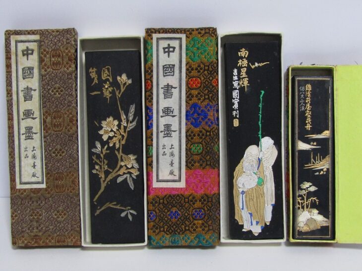 埼玉県熊谷市にて、岩谷堂箪笥 (車箪笥)、中国書道具(書画墨、硯など