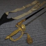 東京都八王子市にて、旧日本軍の模造刀、サーベル、指揮刀、刀緒、儀礼刀、勲章、勲記などの軍物、津軽三味線、琵琶をお売り頂きました。
