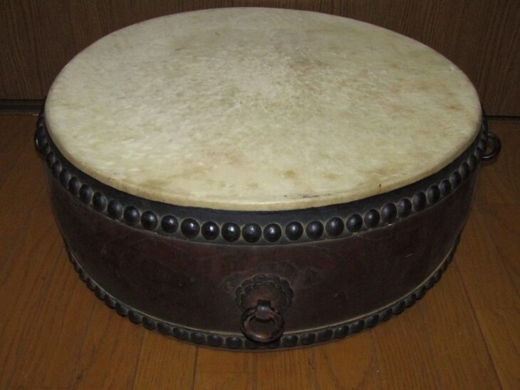 東京都国分寺市にて、時代 吊るし太鼓、琴、三味線などの和楽器、岩谷