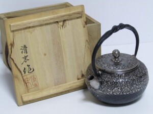 南部岩鋳 清末 作 桜尽くし 砂鉄急須瓶 共箱 煎茶道具 鉄瓶