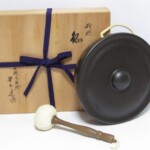 唐銅風炉師 芳山造 砂張 銅鑼 共箱 ドラ バイ付 鉦 茶事道具